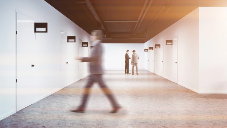 Wegweiser im Büro: effiziente Navigation und Orientierung