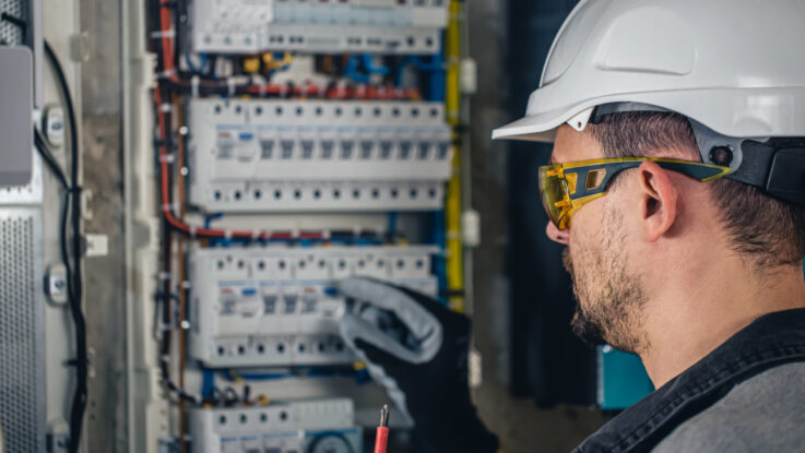 Elektriker für Montage und Instandhaltung rechtzeitig einplanen